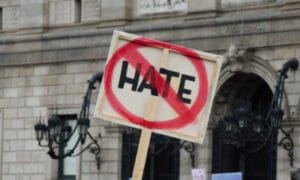 Bullismo e cyberbullismo, prevenzione - testo "Hate" su un cartello