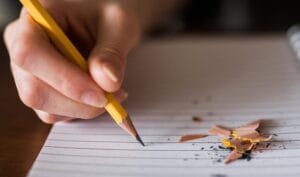 ragazzo che svolge un compito